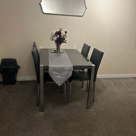 Stylish 2 Bedroom Apartment-Short Term Lets & Serviced Accomodation Ридинг Экстерьер фото