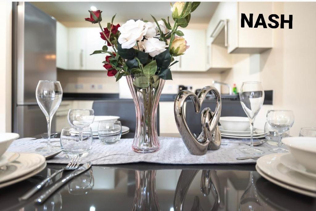 Stylish 2 Bedroom Apartment-Short Term Lets & Serviced Accomodation Ридинг Экстерьер фото